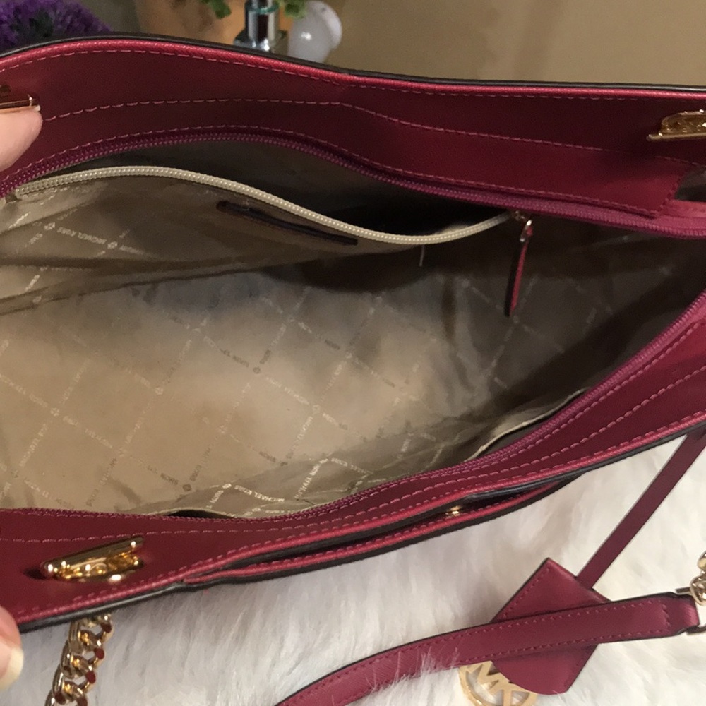 Beautiful Michael Kors Tote - Picture 13 of 15